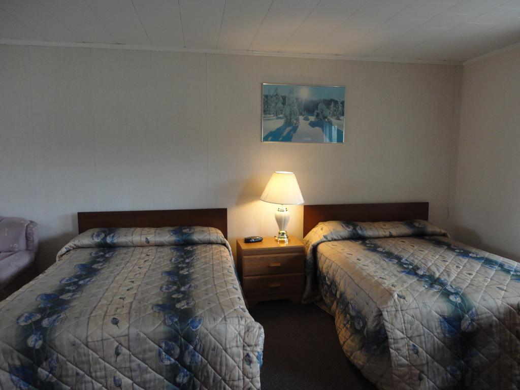 Hipwell'S Motel Fonthill Room photo